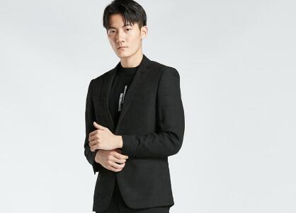 拒绝呆板无趣，时尚西装打破单一搭配(图1)
