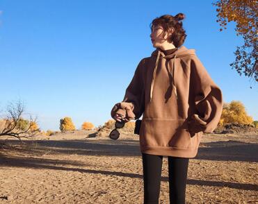 初秋卫衣穿搭：让你秒变元气少女(图1)