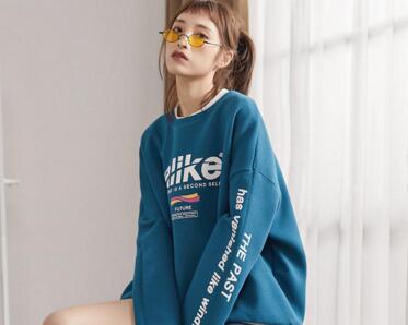 初秋卫衣穿搭：让你秒变元气少女(图9)
