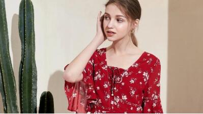 拉夏贝尔连衣裙新品上市，复古风来袭(图1)